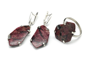 Кольцо и серьги с эвдиалитом, размер-19. арт. м152003-19.