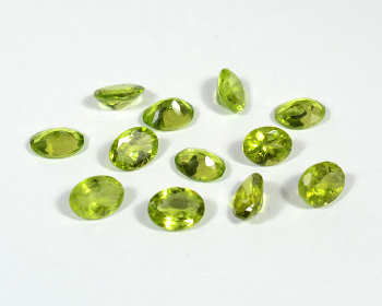 Кабошон из хризолита гр. овал 6*8мм, 1,08ct. арт. ап20002